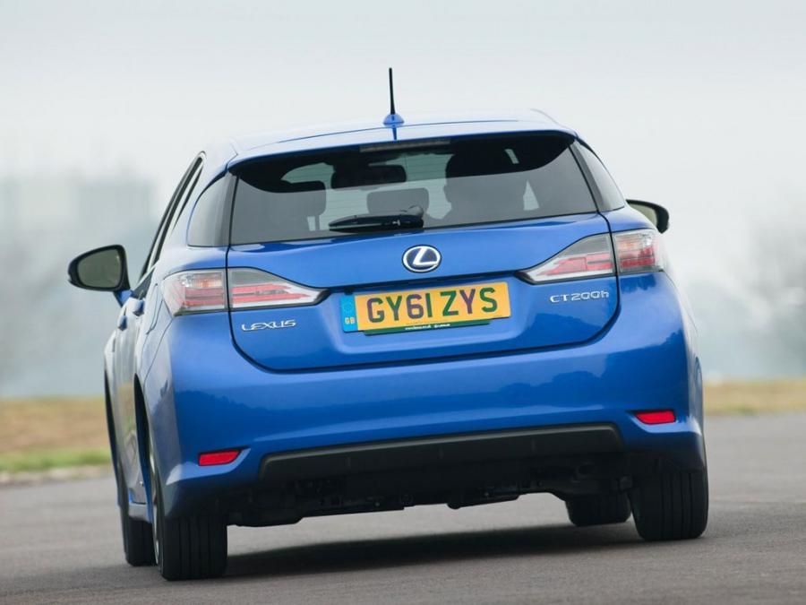  Lexus CT200h F-Sport 2011 года  (UK) (фото 9 из 21)